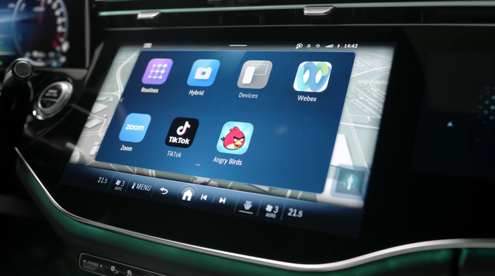 【新訊】預覽新一代M.Benz E-Class內裝全貌；內建Google系統、還可玩憤怒鳥跟TikTok，座艙氣氛更華麗！