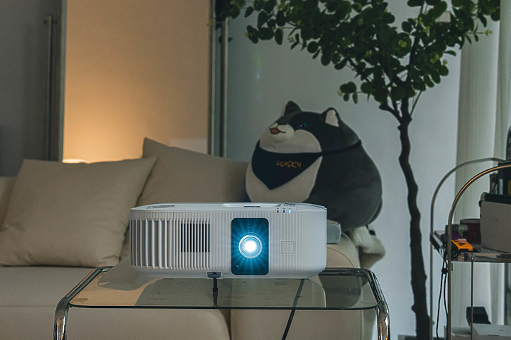 【開箱】如果你正準備選一台電視，這台Epson EH-TW6250 4K HDR投影機或許會更加適合你！