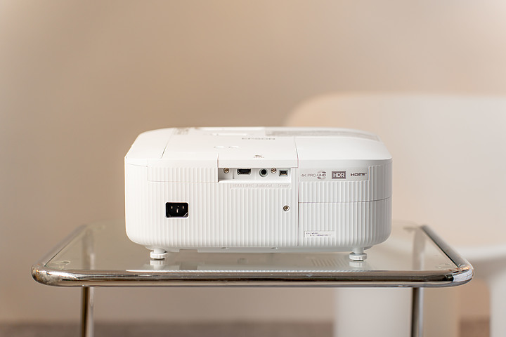 【開箱】如果你正準備選一台電視，這台Epson EH-TW6250 4K HDR投影機或許會更加適合你！