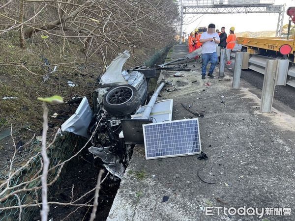 快訊/想併排雙車躲測照!賓士國道偏移撞貨車衝破護欄墜水溝