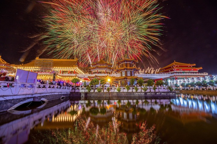 全台最大「元宵煙火秀」來了!2023台南鹿耳門40分鐘璀璨煙火點亮夜空