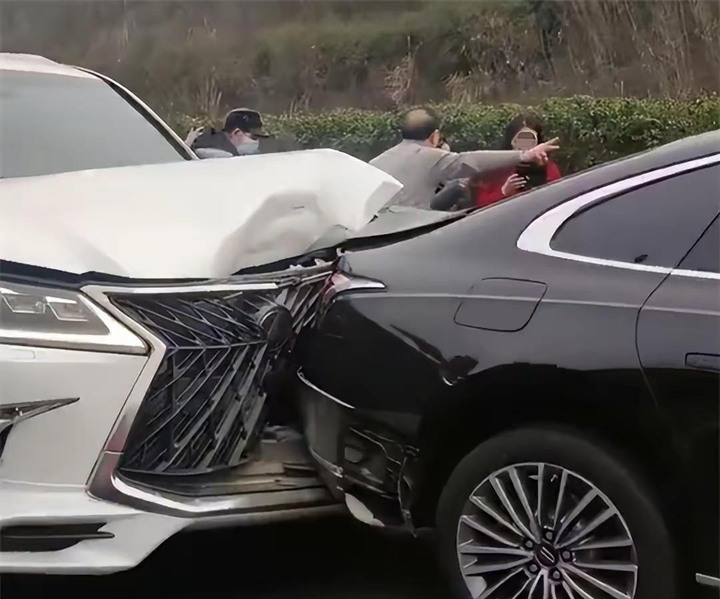 lexus 撞紅旗