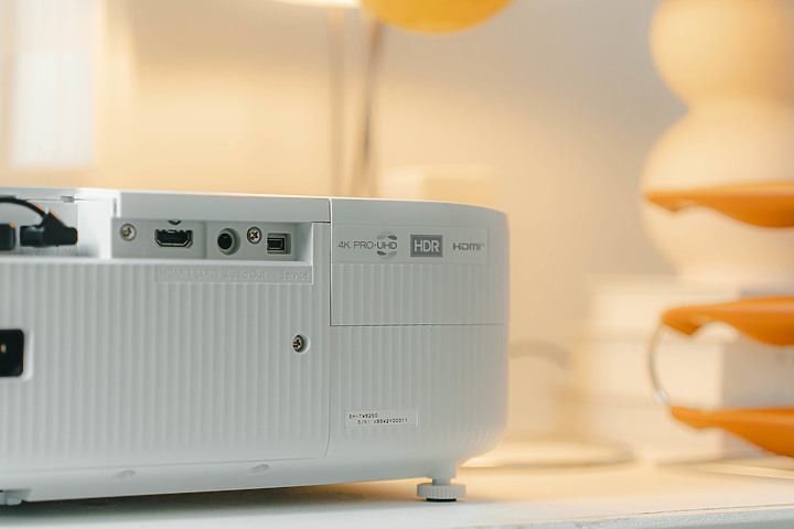 【開箱】如果你正準備選一台電視，這台Epson EH-TW6250 4K HDR投影機或許會更加適合你！