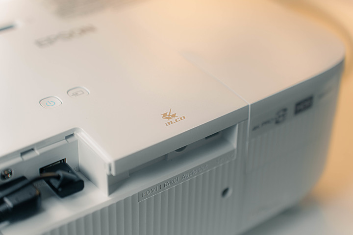 【開箱】如果你正準備選一台電視，這台Epson EH-TW6250 4K HDR投影機或許會更加適合你！