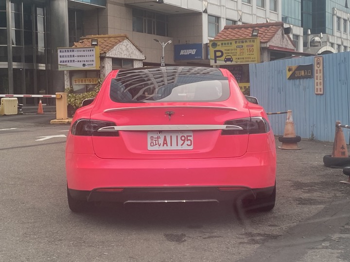 比 Paris Hilton 還亮的車