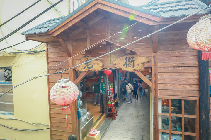 點我看大圖 阿里山櫻之道、奮起湖老街,深山處遇見滿開櫻花的露營區