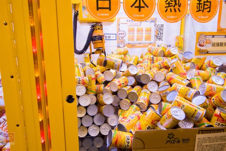 【臺南娛樂】娃娃機王者百台機器任你夾,隨時可以請店員幫忙補貨,眾多產品不斷上新,有餅乾、飲料、零食、娃娃~老虎蜜蜂遊樂園