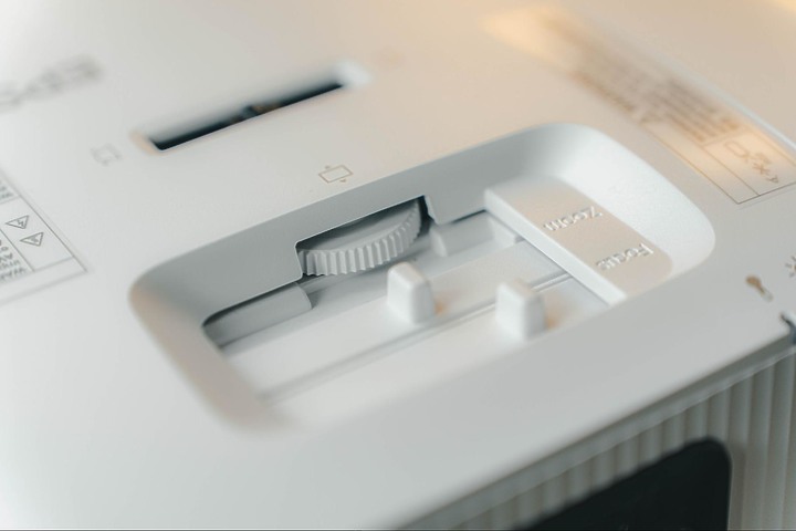 【開箱】如果你正準備選一台電視，這台Epson EH-TW6250 4K HDR投影機或許會更加適合你！