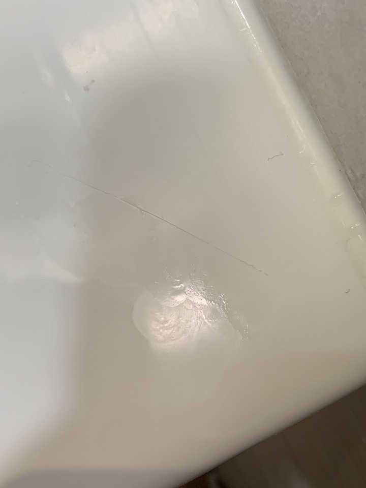 洗臉盆有奇怪的東西，凸凸的，黏黏的