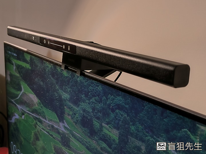 【盲狙小短篇】飛利浦品笛二代電腦螢幕掛燈iD pro | 超貼心手勢感應開關 & 無級調光調色溫設計,小資族也能入手的高CP值螢幕掛燈!!