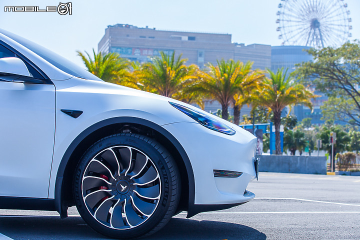 除了價格外, 真心不嫌啦~ Tesla Model Y來報到~