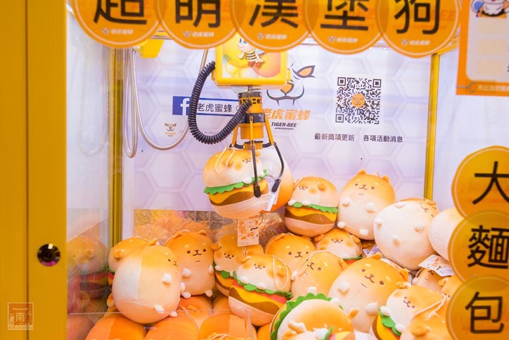 【臺南娛樂】娃娃機王者百台機器任你夾,隨時可以請店員幫忙補貨,眾多產品不斷上新,有餅乾、飲料、零食、娃娃~老虎蜜蜂遊樂園