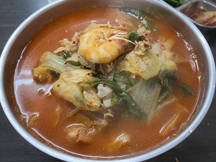 [食記] 韓江園，台灣基隆中山，香酥金黃海鮮煎餅配大碗鮮美炒碼麵