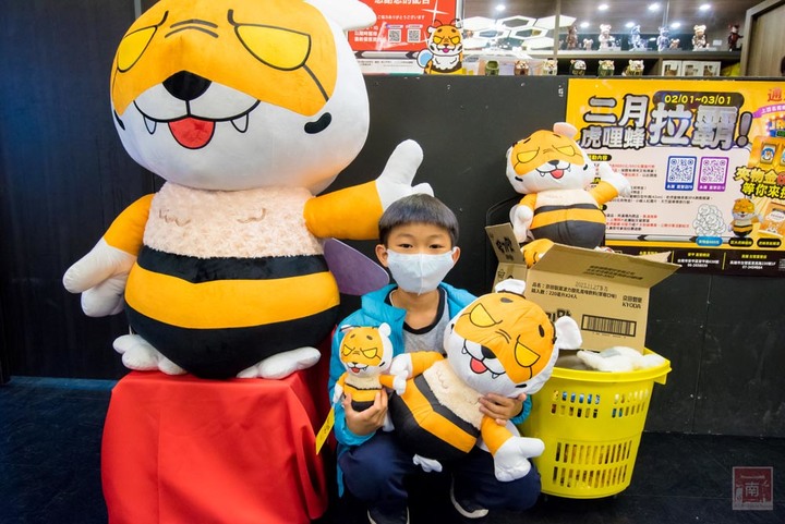 【臺南娛樂】娃娃機王者百台機器任你夾,隨時可以請店員幫忙補貨,眾多產品不斷上新,有餅乾、飲料、零食、娃娃~老虎蜜蜂遊樂園