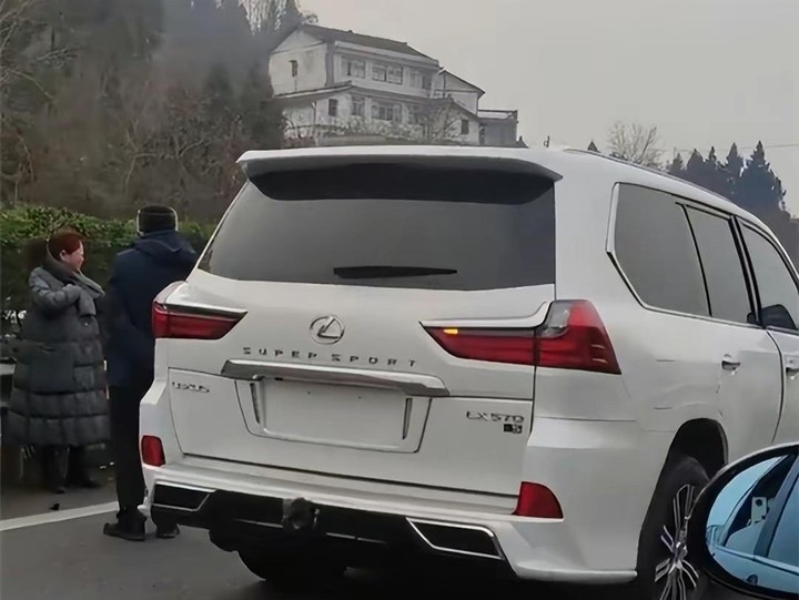 lexus 撞紅旗