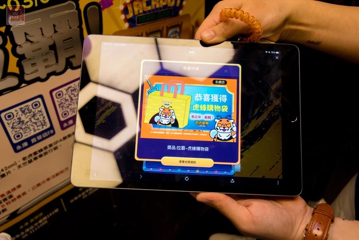 【臺南娛樂】娃娃機王者百台機器任你夾,隨時可以請店員幫忙補貨,眾多產品不斷上新,有餅乾、飲料、零食、娃娃~老虎蜜蜂遊樂園