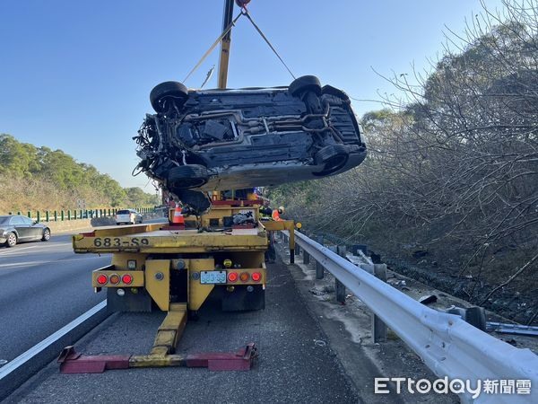 快訊/想併排雙車躲測照!賓士國道偏移撞貨車衝破護欄墜水溝