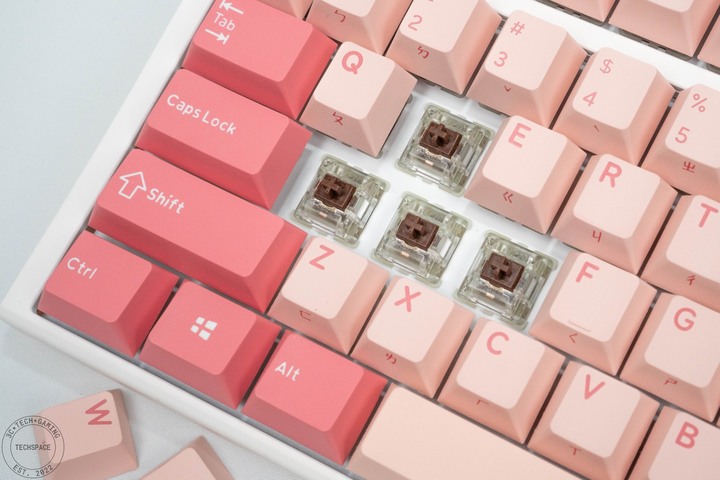 採用 Cherry MX 軸還有熱插拔，Ducky 2023 新春特別版 One 3 蛛絲粉機械鍵盤開箱