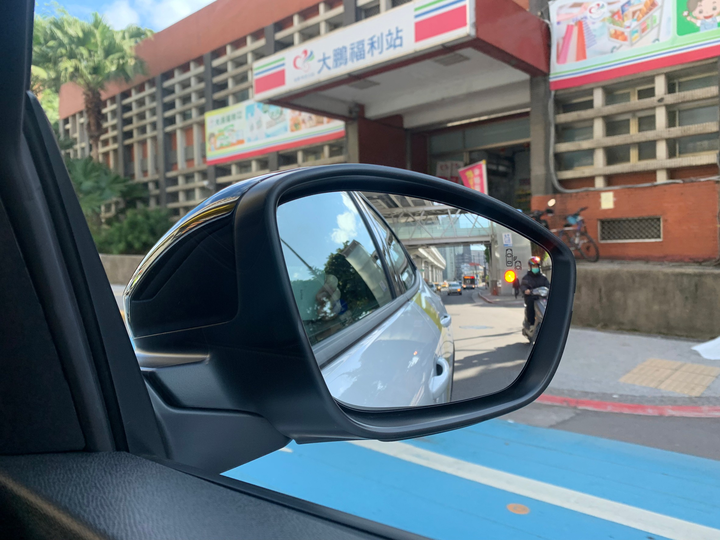 新北也有Opel體驗中心,在捷運站旁而已