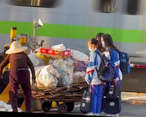 只差25秒!彰化拾荒婦卡鐵軌...3國中女冒險救人網讚:最美風景