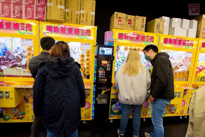 【臺南娛樂】娃娃機王者百台機器任你夾,隨時可以請店員幫忙補貨,眾多產品不斷上新,有餅乾、飲料、零食、娃娃~老虎蜜蜂遊樂園