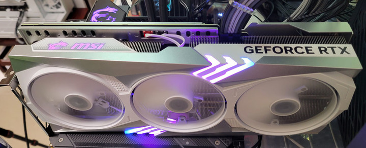 動爪玩MSI GEFORCE RTX 4070Ti GAMING X TRIO WHITE