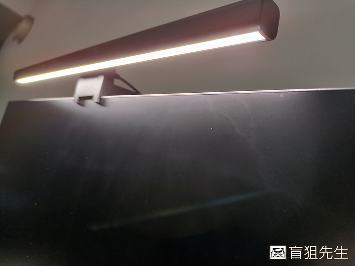 【盲狙小短篇】飛利浦品笛二代電腦螢幕掛燈iD pro | 超貼心手勢感應開關 & 無級調光調色溫設計,小資族也能入手的高CP值螢幕掛燈!!