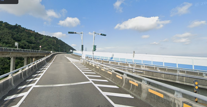 請問高速公路匝道、匯入車道視野死角的應對方式?