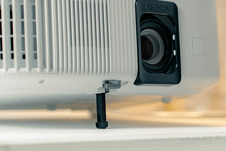 【開箱】如果你正準備選一台電視，這台Epson EH-TW6250 4K HDR投影機或許會更加適合你！