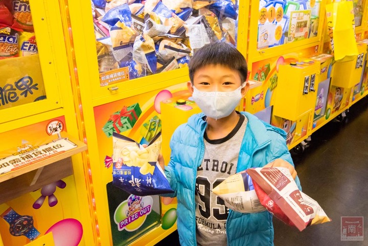 【臺南娛樂】娃娃機王者百台機器任你夾,隨時可以請店員幫忙補貨,眾多產品不斷上新,有餅乾、飲料、零食、娃娃~老虎蜜蜂遊樂園