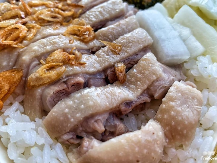 台中美食-去骨鵝腿便當，肉軟嫩多汁，配上蒜頭酥添增口感