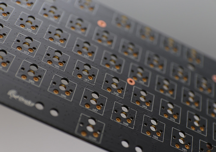 採用 Cherry MX 軸還有熱插拔，Ducky 2023 新春特別版 One 3 蛛絲粉機械鍵盤開箱