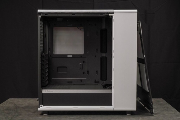 天然橡木柵面板加質感鋼製邊框點綴，Fractal Design North 機殼開箱動眼看