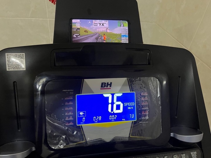 為了半馬努力鍛鍊體能~BT7050歐系超跑款跑步機