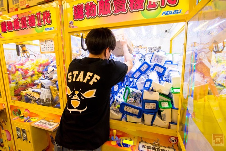 【臺南娛樂】娃娃機王者百台機器任你夾,隨時可以請店員幫忙補貨,眾多產品不斷上新,有餅乾、飲料、零食、娃娃~老虎蜜蜂遊樂園