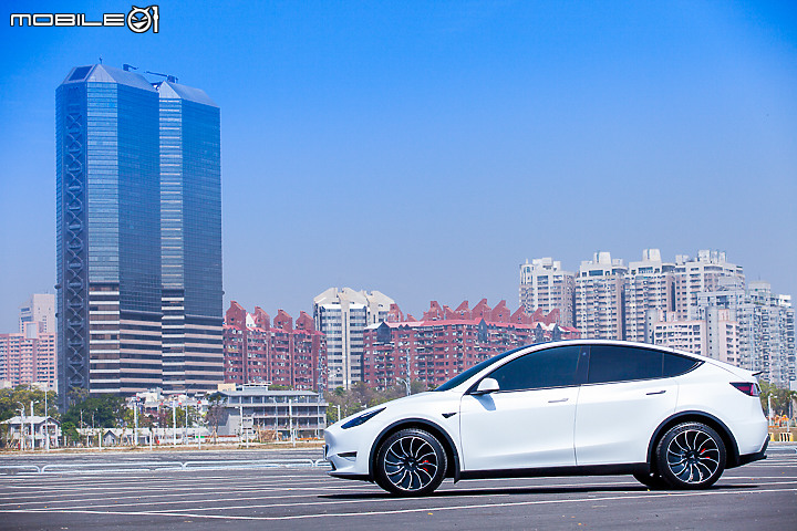除了價格外, 真心不嫌啦~ Tesla Model Y來報到~