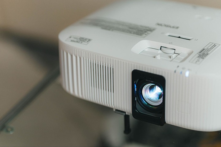 【開箱】如果你正準備選一台電視，這台Epson EH-TW6250 4K HDR投影機或許會更加適合你！