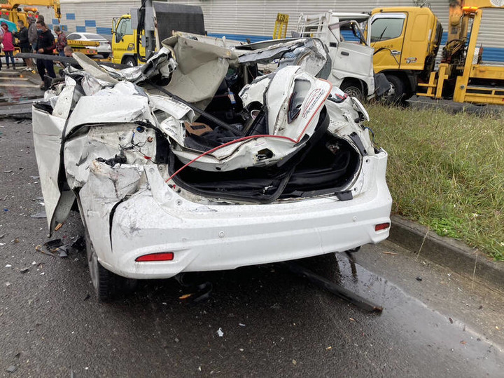 國道2號6車追撞！水泥車失控翻覆壓垮轎車 驚險畫面曝
