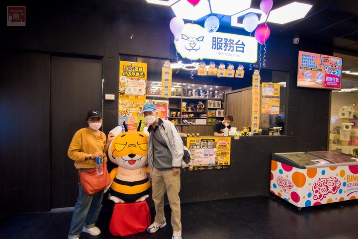 【臺南娛樂】娃娃機王者百台機器任你夾,隨時可以請店員幫忙補貨,眾多產品不斷上新,有餅乾、飲料、零食、娃娃~老虎蜜蜂遊樂園