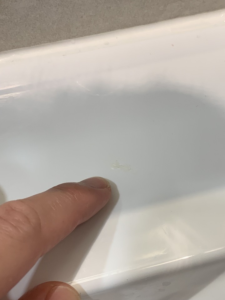 洗臉盆有奇怪的東西，凸凸的，黏黏的