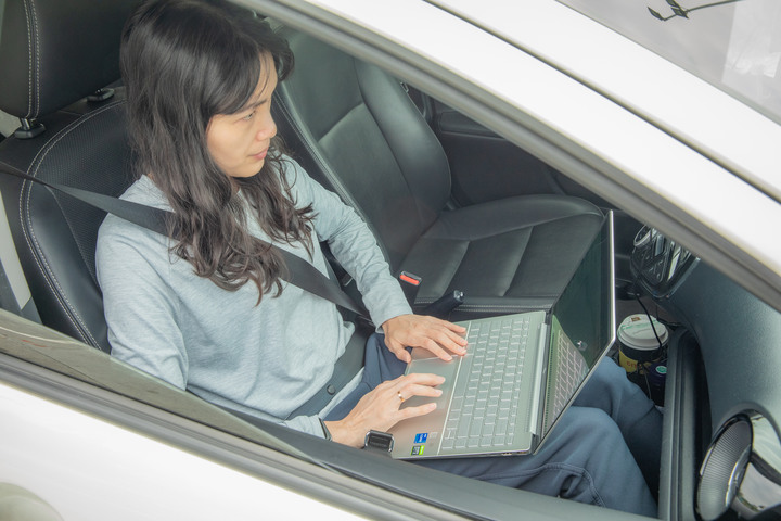 點我看大圖 HP Pavilion Plus 14讓我輕薄帶著走,吃喝玩樂相隨的筆記型電腦