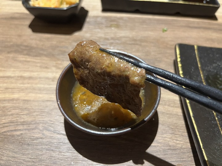 春酒吃到好吃的燒肉店 第一次見到的輸送帶燒肉