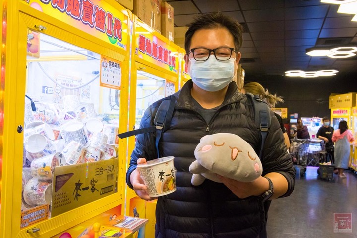 【臺南娛樂】娃娃機王者百台機器任你夾,隨時可以請店員幫忙補貨,眾多產品不斷上新,有餅乾、飲料、零食、娃娃~老虎蜜蜂遊樂園