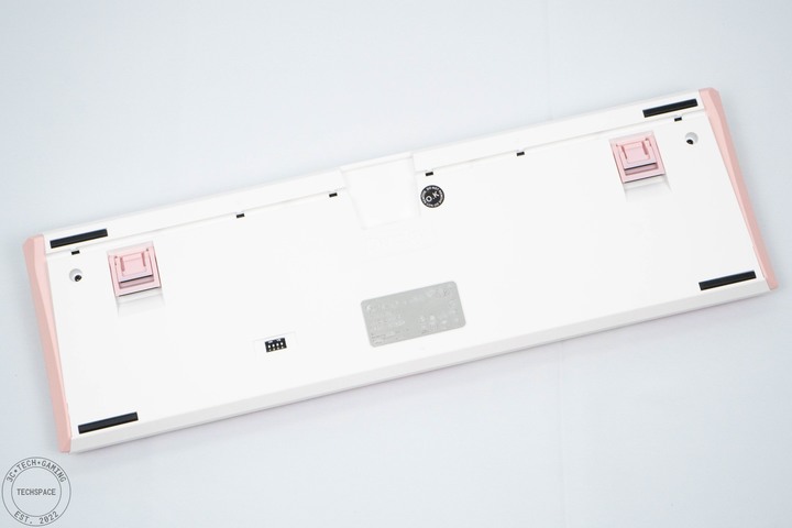 採用 Cherry MX 軸還有熱插拔，Ducky 2023 新春特別版 One 3 蛛絲粉機械鍵盤開箱
