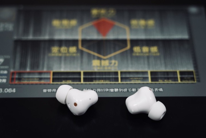開箱|1MORExOmthing AirFree Buds 輕巧豆 - 千元有找,最簡約輕盈的無線耳機!