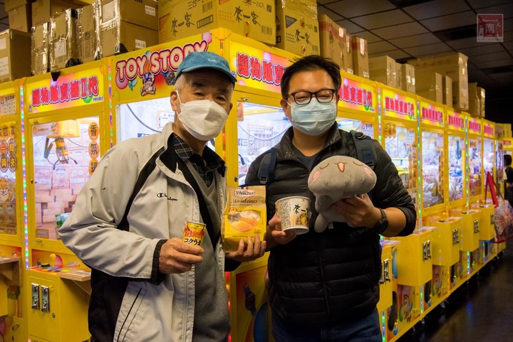 【臺南娛樂】娃娃機王者百台機器任你夾,隨時可以請店員幫忙補貨,眾多產品不斷上新,有餅乾、飲料、零食、娃娃~老虎蜜蜂遊樂園