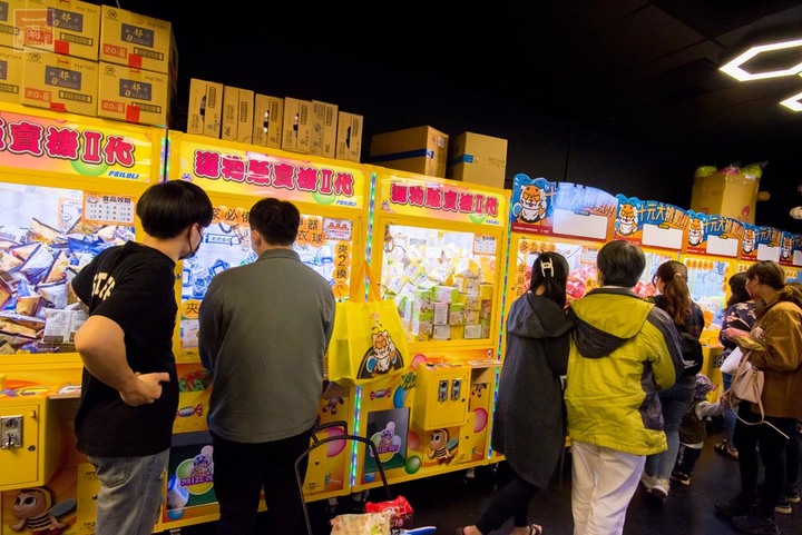 【臺南娛樂】娃娃機王者百台機器任你夾,隨時可以請店員幫忙補貨,眾多產品不斷上新,有餅乾、飲料、零食、娃娃~老虎蜜蜂遊樂園