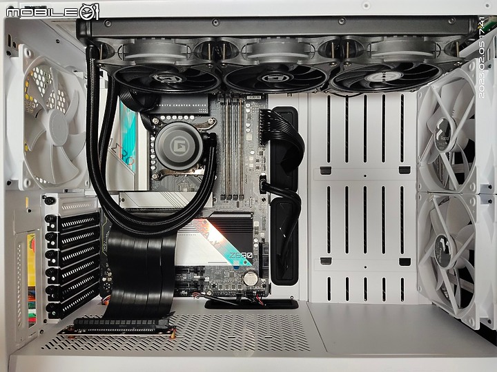 點我看大圖 蛋糕爸爸的奇幻開箱之旅(下)~高速快感黑白配 Crucial DDR5 5600 16GB*2