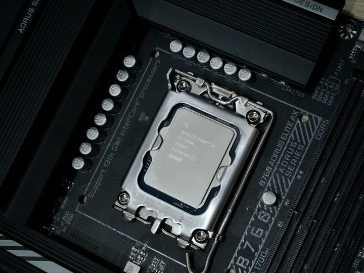 雙鷹出擊 i5-13500 配 B760 搭載 RTX 4070Ti