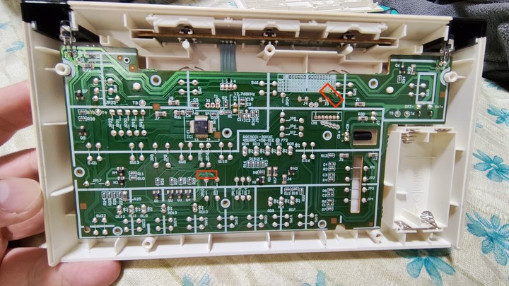 分享 Toto TCF376遙控器按鍵燈全亮的修復。
